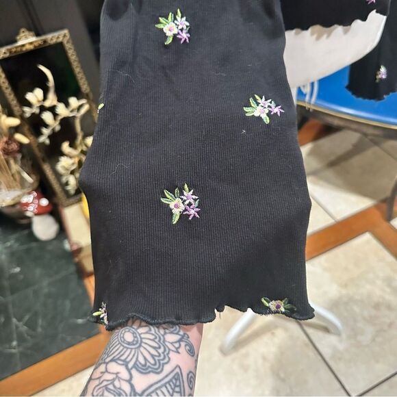 ASOS DESIGN fluted sleeve ribbed floral embroidery top in bottle black Size 14 - Picture 4 of 9